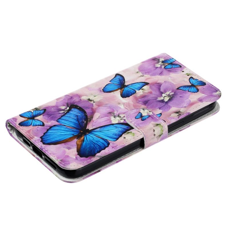 Lederhüllen iPhone 16 Blaue Schmetterlinge Und Lila Blumen Mit Riemen